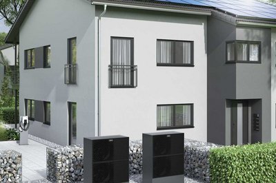 Ein Mehrfamilienhaus mit Wärmepumpen.