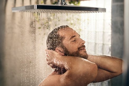 Ein Männerkopf unter einer laufenden Dusche