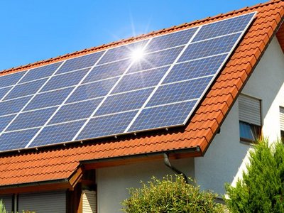 Eine Photovoltaikanlage auf einem Seildach